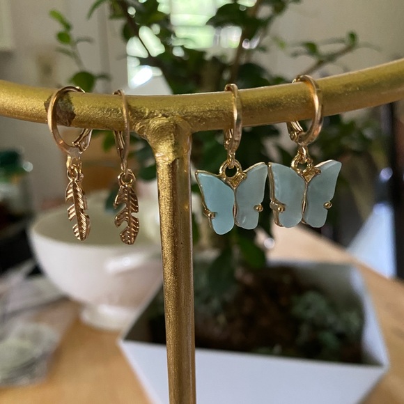 MAKE ME AND OFFER Blue & Gold Butterfly& Leaf Charm Huggie Earring Set - Picture 3 of 3